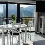 Sunny With Parking, Jacuzzi, Sauna & Balcony With Mountain View By Renters Daire Szczyrk