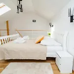 Daire Sunny With Parking, Jacuzzi, Sauna & Balcony With Mountain View By Renters Szczyrk