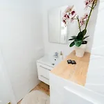 Sunny With Parking, Jacuzzi, Sauna & Balcony With Mountain View By Renters