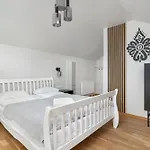 Sunny With Parking, Jacuzzi, Sauna & Balcony With Mountain View By Renters Szczyrk