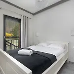 Sunny With Parking, Jacuzzi, Sauna & Balcony With Mountain View By Renters Appartement *