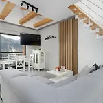 Sunny With Parking, Jacuzzi, Sauna & Balcony With Mountain View By Renters Appartement Szczyrk