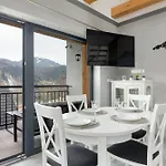 Sunny With Parking, Jacuzzi, Sauna & Balcony With Mountain View By Renters *