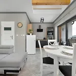Sunny With Parking, Jacuzzi, Sauna & Balcony With Mountain View By Renters Appartement *