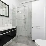 Sunny With Parking, Jacuzzi, Sauna & Balcony With Mountain View By Renters Appartement