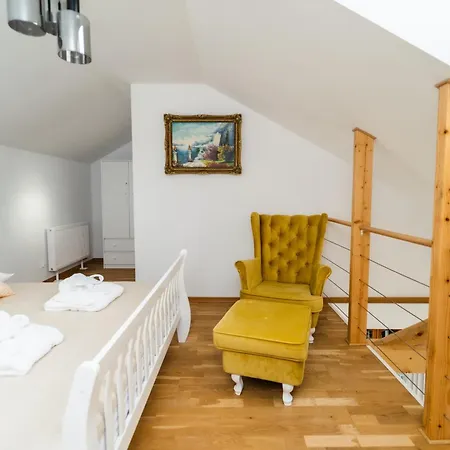 Sunny With Parking & Balcony With Mountain View By Renters شقة