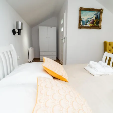 Sunny With Parking & Balcony With Mountain View By Renters شقة *