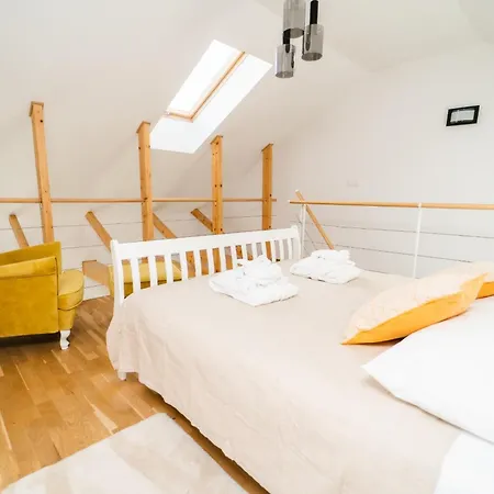 Sunny With Parking & Balcony With Mountain View By Renters شقة شتوروك