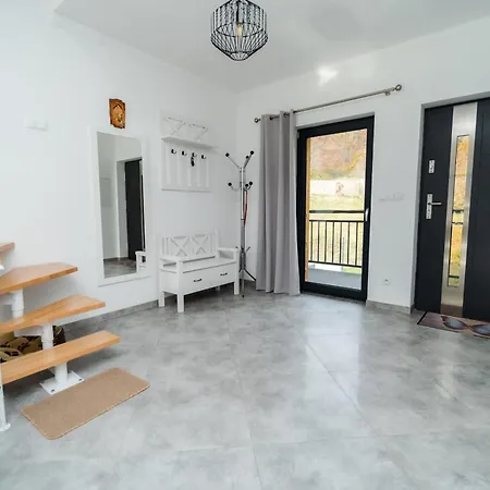 Sunny With Parking & Balcony With Mountain View By Renters Apartment