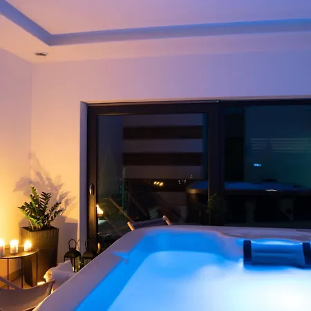 アパート Sunny With Parking, Jacuzzi, Sauna & Balcony With Mountain View By Renters シュチルク