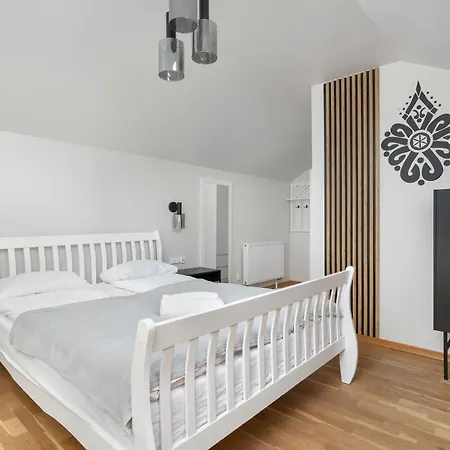 Sunny With Parking, Jacuzzi, Sauna & Balcony With Mountain View By Renters Szczyrk