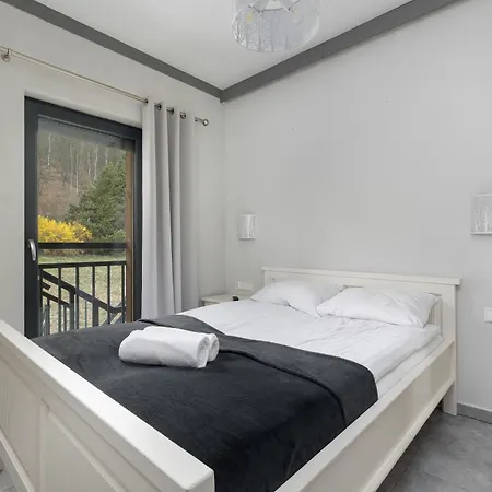 Sunny With Parking, Jacuzzi, Sauna & Balcony With Mountain View By Renters Apartment *