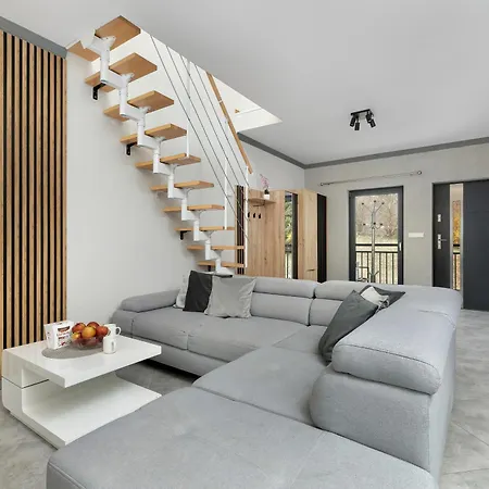 Sunny With Parking, Jacuzzi, Sauna & Balcony With Mountain View By Renters Apartment