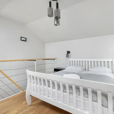 Sunny With Parking, Jacuzzi, Sauna & Balcony With Mountain View By Renters アパート