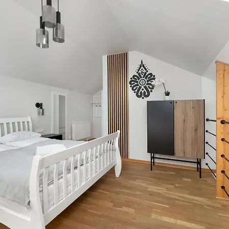 Sunny With Parking, Jacuzzi, Sauna & Balcony With Mountain View By Renters * シュチルク