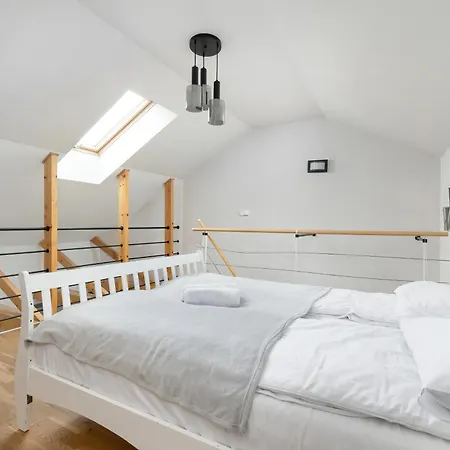 Sunny With Parking, Jacuzzi, Sauna & Balcony With Mountain View By Renters アパート