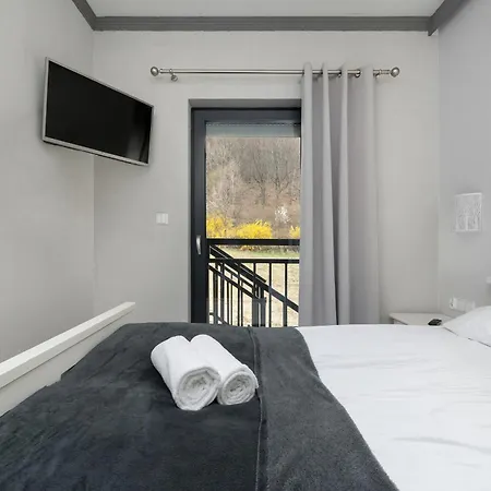 Sunny With Parking, Jacuzzi, Sauna & Balcony With Mountain View By Renters