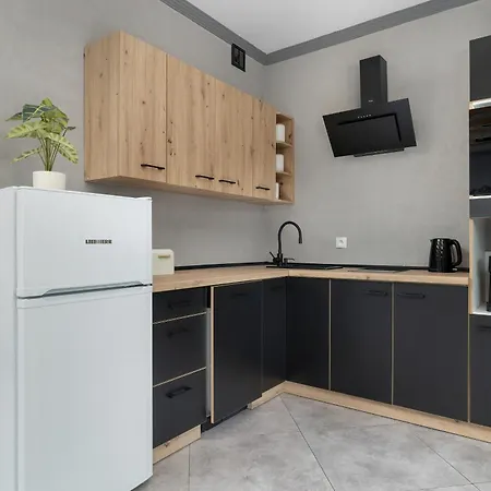Sunny With Parking, Jacuzzi, Sauna & Balcony With Mountain View By Renters シュチルク
