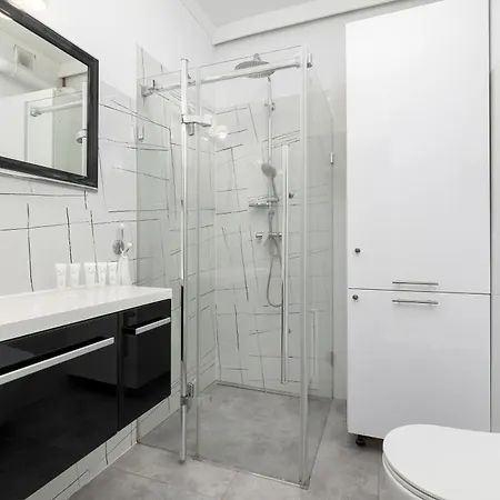 Sunny With Parking, Jacuzzi, Sauna & Balcony With Mountain View By Renters アパート