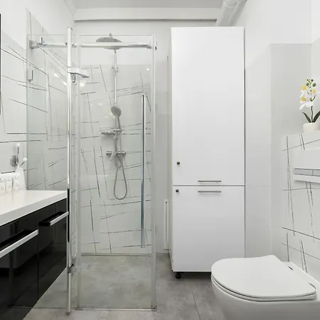 Sunny With Parking, Jacuzzi, Sauna & Balcony With Mountain View By Renters アパート