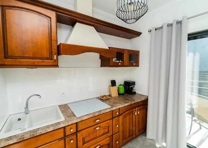 شقة Sunny With Parking & Balcony With Mountain View By Renters شتوروك