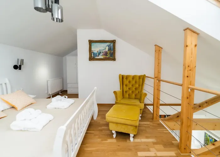 Sunny With Parking & Balcony With Mountain View By Renters Apartment