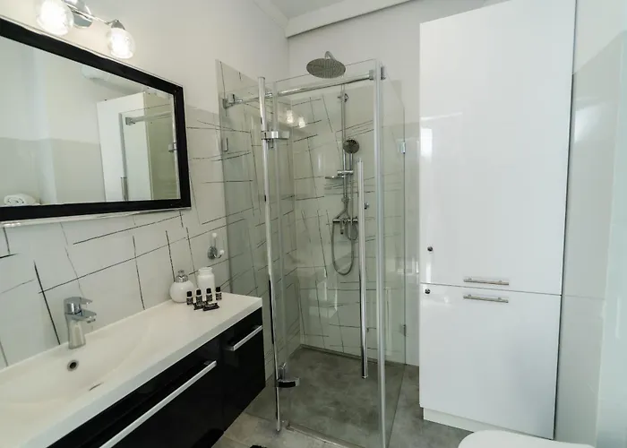 Sunny With Parking & Balcony With Mountain View By Renters * شتوروك