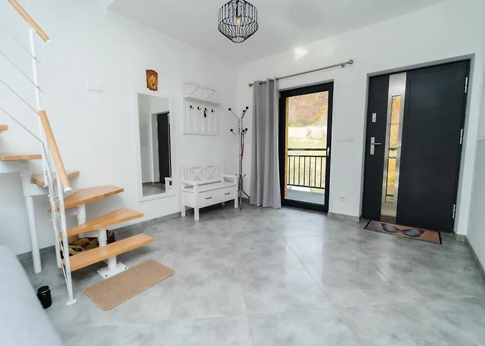 Sunny With Parking & Balcony With Mountain View By Renters Apartment